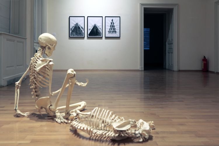 Между миналото, което е на път да се случи и бъдещето, което вече е било